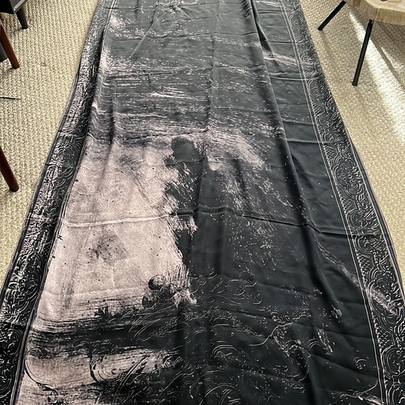 $225 new with tags Satomi saree baroque pattern with red trim 100% silk - Picture 5 of 11